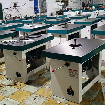 Machine de fraisage à table verticale pour le travail du bois avec une épaisseur de travail maximale de 120 mm