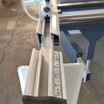 Vitesse de mise en valeur de 8000 r/min CNC-6132 Scie à table coulissante à double lame pour travaux de construction