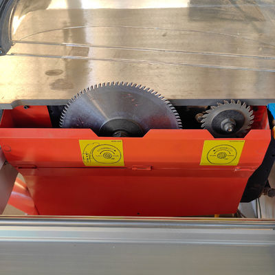 Vitesse de mise en valeur de 8000 r/min CNC-6132 Scie à table coulissante à double lame pour travaux de construction