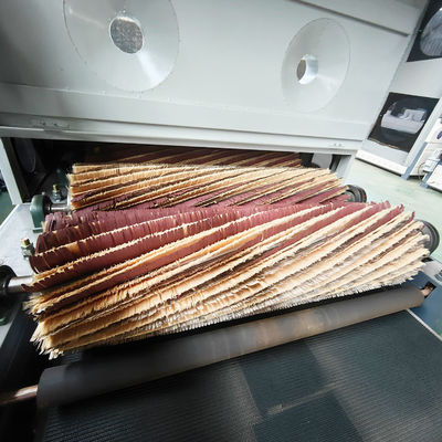Machine de polissage de meubles à quatre rouleaux de 1600 kg et facile à utiliser