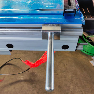 Vitesse de mise en valeur de 8000 r/min CNC-6132 Scie à table coulissante à double lame pour travaux de construction