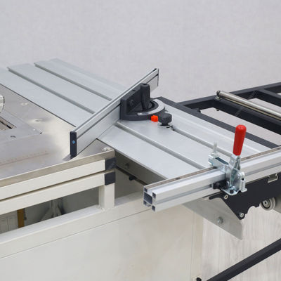 La découpe de panneaux de précision rendue facile avec la petite scie circulaire PDMJ1 dans le travail du bois des hôtels