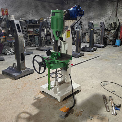 Forage vertical, mortier perforant, tenseur, mortier pour la fabrication de panneaux en bois