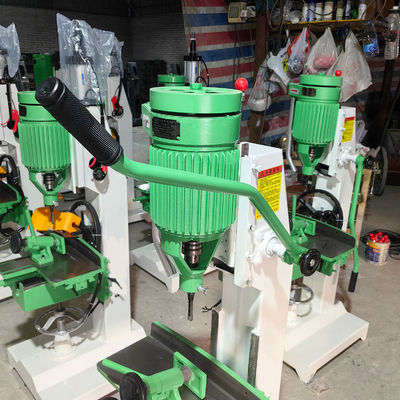 Forage vertical, mortier perforant, tenseur, mortier pour la fabrication de panneaux en bois