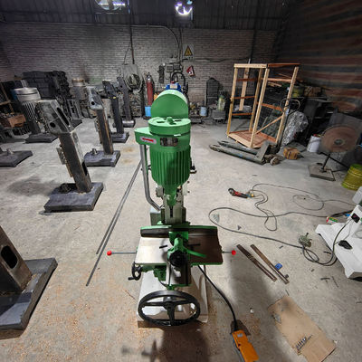 Forage vertical, mortier perforant, tenseur, mortier pour la fabrication de panneaux en bois