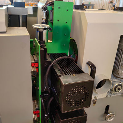 Machine à poncer à quatre côtés à bande de bois massif Facile à utiliser Épaisseur de 10 à 120 mm