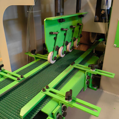 Machine de ponçage à quatre côtés PMS8130 pour le travail du bois avec polissage par pinceau et moteurs de 4 kW*4