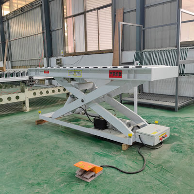 Table à rouleaux électriques à ciseaux de 1500 kg pour le chargement de panneaux sur un équipement de scie à panneaux CNC