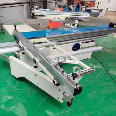 3200*425mm Table coulissante longueur * largeur F45N Travail du bois CNC Scie de précision 45 degrés