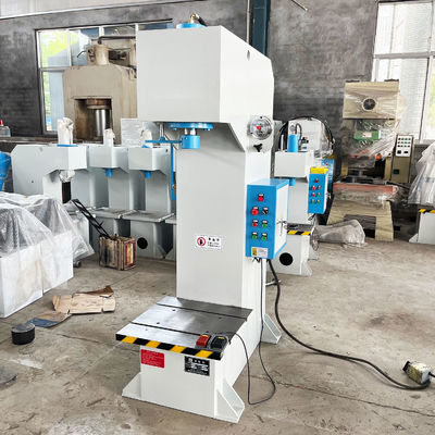 Petite machine à brocher avec une pression hydraulique maximale de 25 MPa et une profondeur de gorge de 200 mm