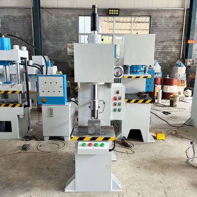 Petite machine à brocher avec une pression hydraulique maximale de 25 MPa et une profondeur de gorge de 200 mm
