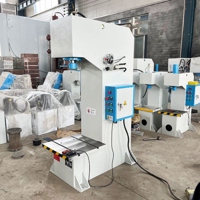 Petite machine à brocher avec une pression hydraulique maximale de 25 MPa et une profondeur de gorge de 200 mm