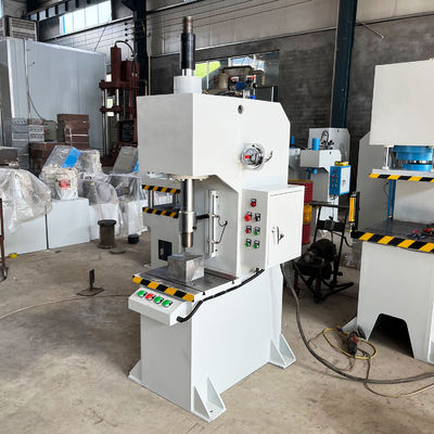 Petite machine à brocher avec une pression hydraulique maximale de 25 MPa et une profondeur de gorge de 200 mm