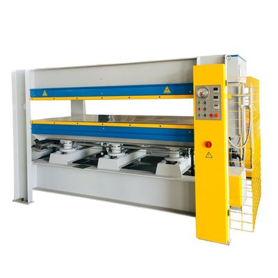 Machine de pressage à chaud en bois laminé de porte moulée en bois avec une productivité élevée et bonne
