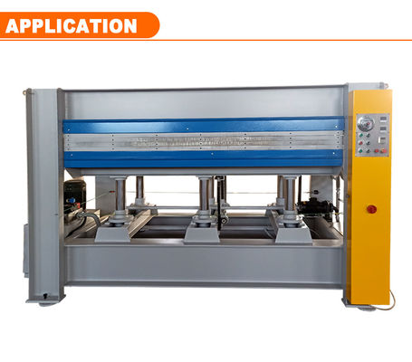 Machine de pressage à chaud en bois laminé de porte moulée en bois avec une productivité élevée et bonne
