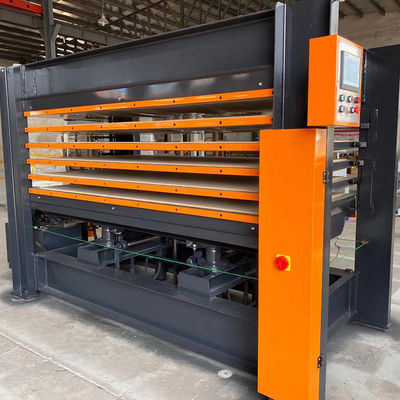 Machine de pressage à chaud en bois laminé de porte moulée en bois avec une productivité élevée et bonne