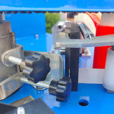 Machine à bandes sur mesure pour les bords de meubles, de petite taille et à découpage automatique par DW102
