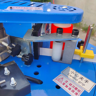 Machine à bandes sur mesure pour les bords de meubles, de petite taille et à découpage automatique par DW102