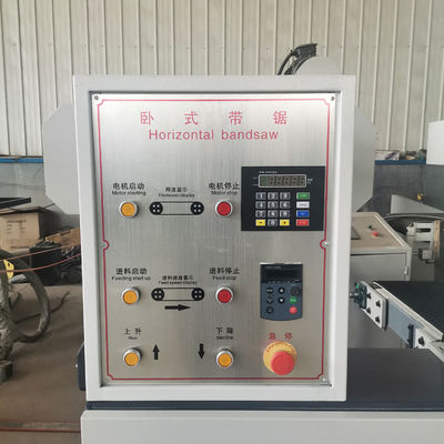 21Machine à scier à bande horizontale pour couper du bois dans les meubles