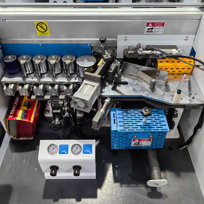 Épaisseur de bord 0,4-3 mm Machine automatique à bande de bord à grande vitesse pour la fabrication de meubles