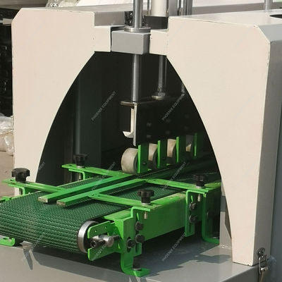Machine de ponçage à bande de bois avec quatre rouleaux et fonctionnalité de ponçage à quatre côtés