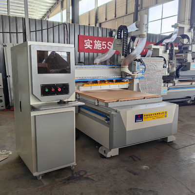 Moteur à fuseau à 9 kW Pouvoir de travail du bois Machine de routage CNC pour couper des meubles en contreplaqué