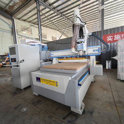 Machine à routeur CNC pour le travail du bois avec échangeur d'outils automatique linéaire et haute durabilité