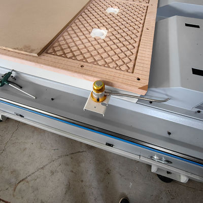 Machine à routeur CNC pour le travail du bois avec échangeur d'outils automatique linéaire et haute durabilité
