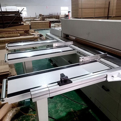 Équipement de travail du bois Scie CNC automatique en fer de 5200 mm*3900 mm*1700 mm Spécifications