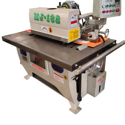Une entreprise de publicité bénéficie d'une machine à découpage de bois à lame de scie de 50,8 mm
