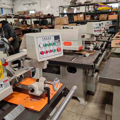 Une entreprise de publicité bénéficie d'une machine à découpage de bois à lame de scie de 50,8 mm