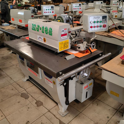 Une entreprise de publicité bénéficie d'une machine à découpage de bois à lame de scie de 50,8 mm