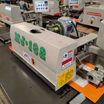 Scie à déchiqueter en ligne droite pour la coupe de bois dans une scie circulaire longitudinale automatique