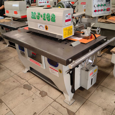 Scie à déchiqueter en ligne droite pour la coupe de bois dans une scie circulaire longitudinale automatique