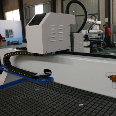 PM1325 Machine à sculpter de publicité CNC pour le travail du bois avec une précision de positionnement de 0,02 mm