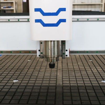 Machine de découpe et de gravure de marquage CNC entièrement automatique pour le bois et le PVC acrylique