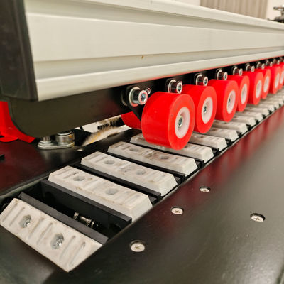 Petite machine à bandes pour le travail du bois avec une puissance de 4 kW et une fonction entièrement automatique