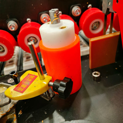 Petite machine à bandes pour le travail du bois avec une puissance de 4 kW et une fonction entièrement automatique