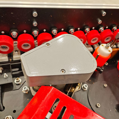 Petite machine à bandes pour le travail du bois avec une puissance de 4 kW et une fonction entièrement automatique