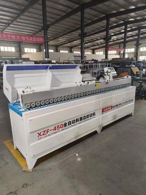 Machine à bander les bords pour les bords de béquilles droites et obliques dans la fabrication de meubles