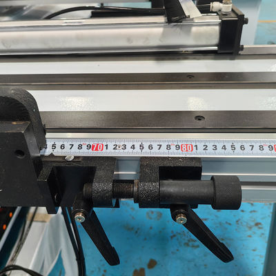 Machine de découpe de planches de bois à position manuelle à pression d'air de 0,6 à 0,7 MPa