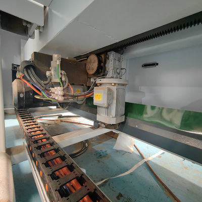 Machine de découpe de planches de bois à position manuelle à pression d'air de 0,6 à 0,7 MPa