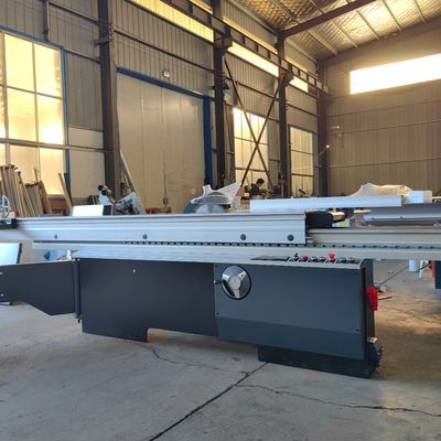 Scie de précision horizontale pour travail du bois, longueur maximale de coupe 3200 mm