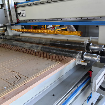 Routeur CNC 1300 2500 Armoire de fabrication de bois de sculpture à 3 axes machine pour les professionnels