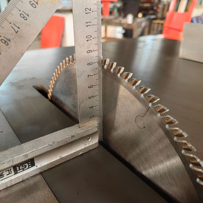 Scie à table coulissante de style horizontal avec fonctionnement facile et productivité élevée