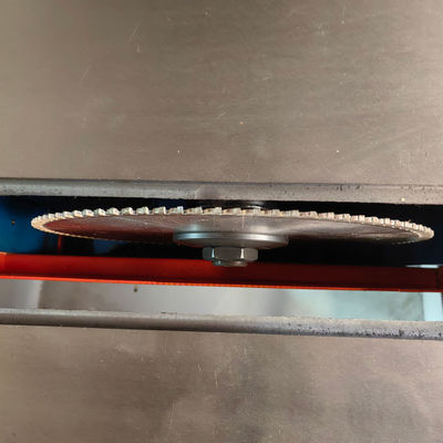 Scie circulaire de table de travail du bois avec une table coulissante