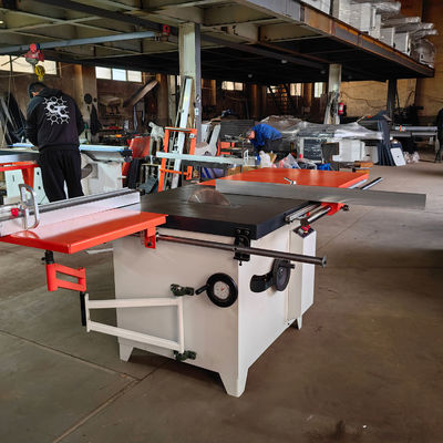 Scie circulaire de table de travail du bois avec une table coulissante