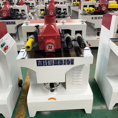 Machine de moulage de profilés de bois avec fonctionnement facile