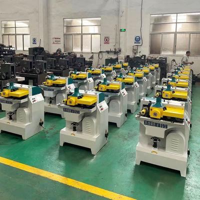 Machine de moulage de profilés de bois avec fonctionnement facile