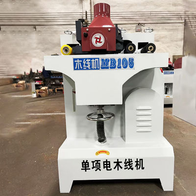 Machine de moulage de profilés de bois avec fonctionnement facile
